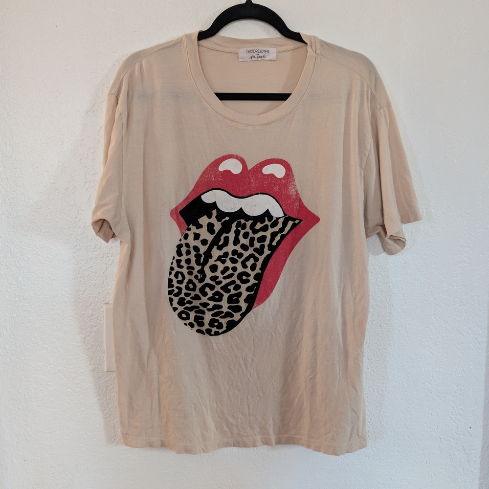 Daydreamer Beige Graphic Tee with Pink Lips and Leopard Tongue